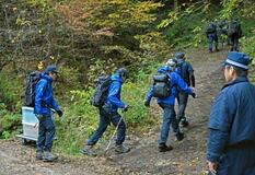 墜落小型機の損傷状況を確認