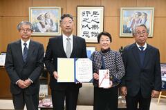 変圧器のカバー 県産材製を寄贈 