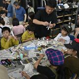 スノーピーク鹿沼で親子ら40人が紙飛行機作り　11月開催のアートフェスに向けプレイベント
