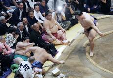 霧島、琴栄峰 首位守る