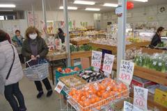 お客さんと会話、大切に農産物直売所　あんあん葉鹿　ＪＡ足利
