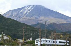 【夕刊】男体山が初冠雪、ほぼ平年並み