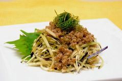 ＜フレッシュ茄子のジャージャー麺風＞細切りナスで、新鮮な食感