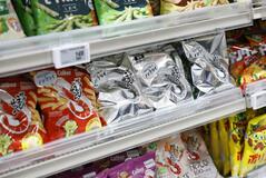 白黒「えびせん」店頭に並び始め
