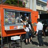 がんばった後のお楽しみ　足利清風高にキッチンカー並ぶ　ハンバーガーやクレープに笑顔