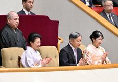 天皇ご一家が大相撲観戦