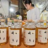 栃木県産初のウイスキー発売へ　ラベル貼り進み、準備着々　小山市の西堀酒造