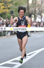 2年連続で総合優勝のゴールテープを切った東洋大の高見=2010年1月3日、東京・大手町