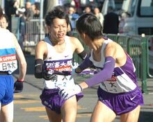 駒大3年時に2区で11人抜きした宇賀地(中央)=2009年1月2日、横浜市