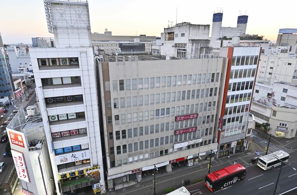 再開発が決まった中村第一ビル（中央）＝２日午後４時25分、宇都宮市本町