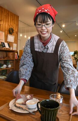 週に数回、就労支援カフェで接客などを担当する倉上さん。子宮頸がんワクチンを巡る訴訟で本人尋問に臨む＝８日午後、足利市八幡町