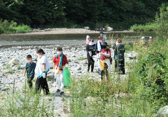 チームごとに大芦川沿いのごみ拾いを行う参加者