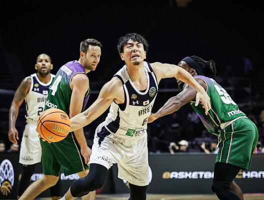 果敢にゴールへアタックするブレックスの比江島＝シンガポールインドアスタジアム（ＦＩＢＡ提供）
