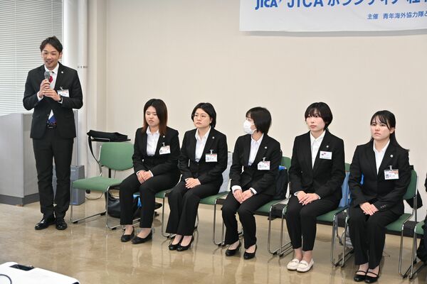 派遣への意気込みを語る隊員＝15日午前、宇都宮市本町