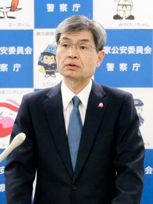 記者会見する警察庁の楠芳伸長官=19日午前、警察庁