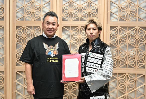 委嘱状を受け取る小野寺さん（右）