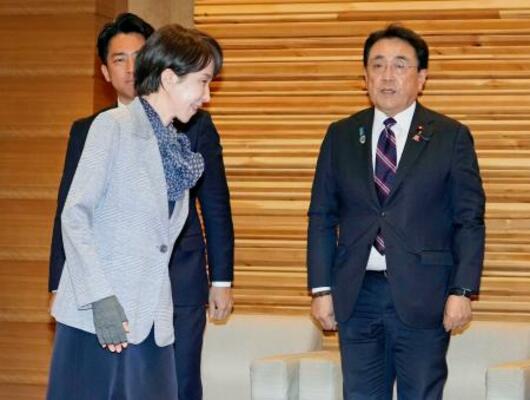 　閣議に臨む高市首相（左）。右は赤沢経産相＝３日午前、首相官邸