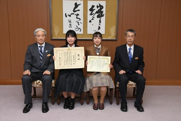 福田知事（左端）らに受賞を報告した佐藤さん（中央左）と五ノ井さん（同右）＝12日午後、県庁