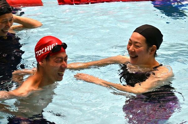 体の動かし方などを指導する千葉さん（右）＝３日午前、宇都宮市西川田４丁目