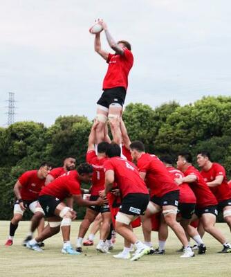 　ＦＷ練習でラインアウトの練習をする選手たち＝東京都府中市