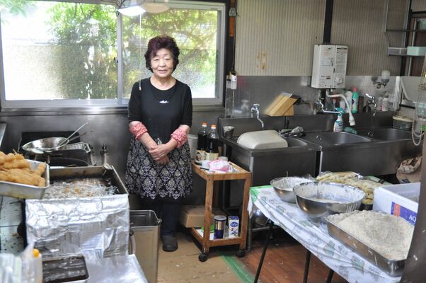 厨房に立つ店主の大島さん