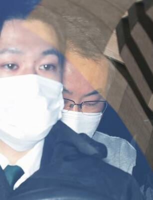 送検のため警視庁本部を出る佐藤伸一容疑者(奥)=26日午前9時