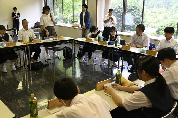 中学生が意見を交わしたＭＩＲＡＩサミット