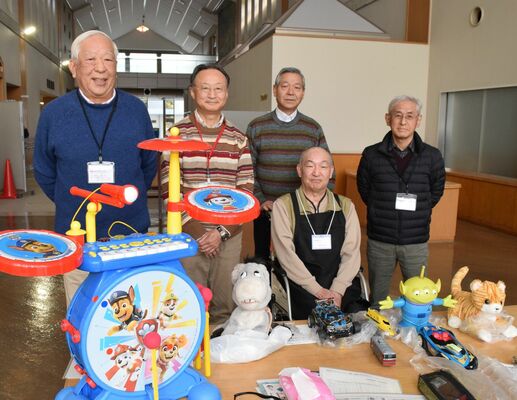 発起人の長谷川さん（左）を含め、５人に増えた「那須おもちゃクリニック」のメンバー