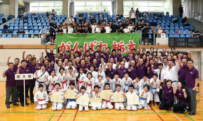 空手道総合優勝を飾り喜ぶ本県チーム