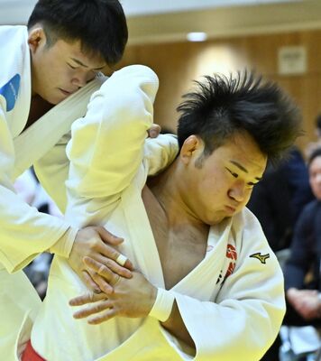 男子2回戦 宇賀神(県警)が背負い投げを狙う=ユウケイ武道館