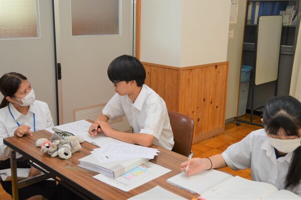 学生（左）から勉強を教わる生徒ら