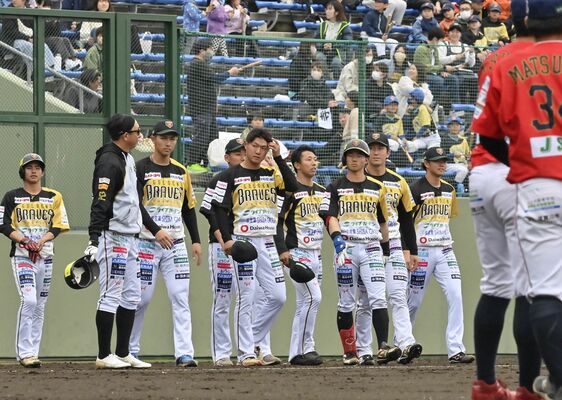 福島に敗れ、悔しさをにじませる栃木ＧＢの選手＝エイジェックスタジアム