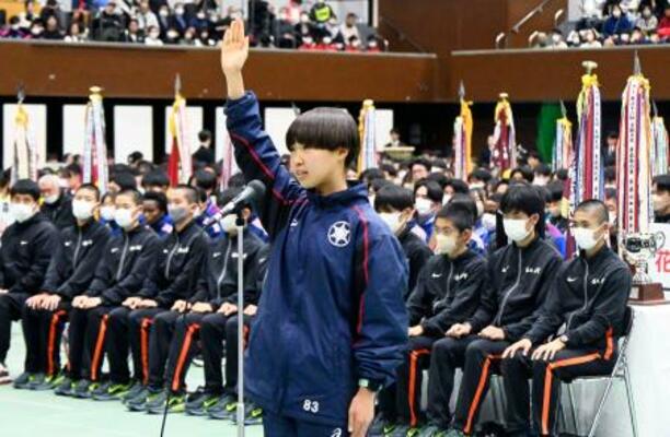 全国高校駅伝の開会式で選手宣誓する長野東・田畑陽菜主将=20日、京都市体育館