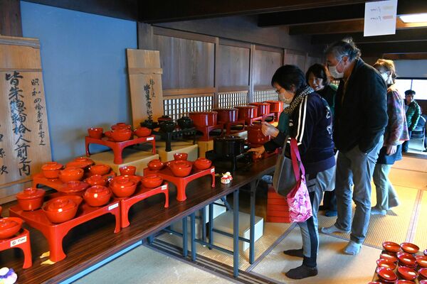 輪島塗の漆器が並ぶ販売会場