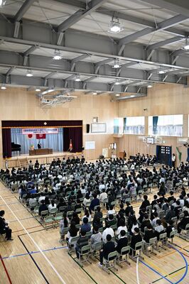 明るくなった新体育館で開かれた記念式典