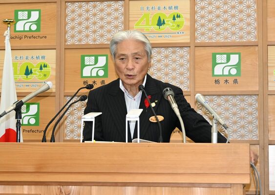 定例記者会見に臨む福田知事＝22日午後、県庁