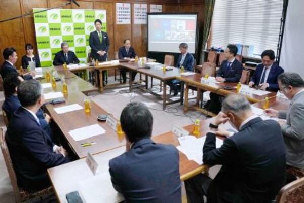 国会内で開かれた日本維新の会の役員会=21日正午