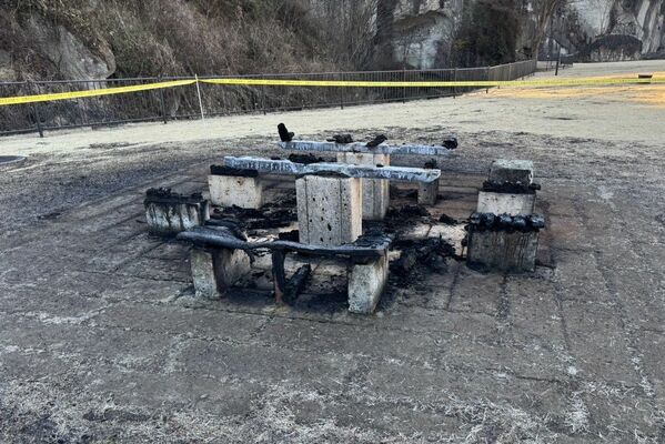 焼けたテーブルとベンチ＝13日、宇都宮市大谷町