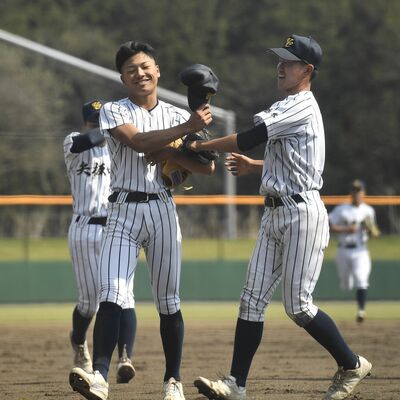 完封した矢板中央の郡司（左）に仲間たちが駆け寄る＝真岡ハイトラ運動公園市民球場
