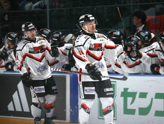 第３ピリオド９分、バックスのＦＷ古橋（右）が勝ち越しゴールを挙げ、ベンチの仲間とハイタッチ＝青森県八戸市のフラット八戸