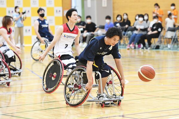 一人で抜け出し敵陣に攻め込む栃木レイカーズの高松選手（中央手前）と追うパラ神奈川ＳＣの鳥海選手（中央奥）＝25日午後、宇都宮市若草１丁目のわかくさアリーナ