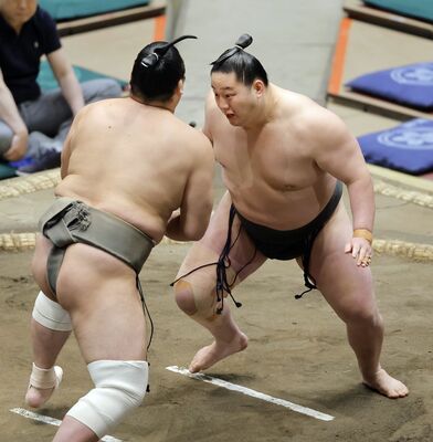 大相撲夏場所で立ち合う三田(右)=5月、両国国技館