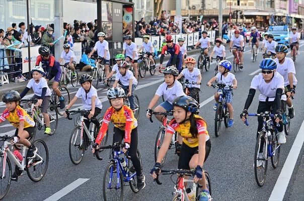 大観衆が見守る中、パレードランで走る小中学生たち＝14日午後３時10分、宇都宮市馬場通り３丁目