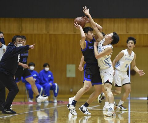 第２クオーター８分、宇工の石岡（右から２人目）は千村監督（左から２人目）の指示を受け文星付の高橋智（中央）を激しくマーク＝ブレックスアリーナ