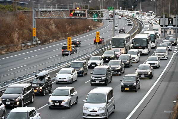 Ｕターンラッシュで渋滞する東北自動車道上り線＝２日午後３時15分、栃木市藤岡町都賀