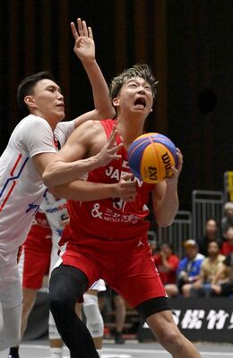 ７分、シュートを狙う落合＝宇都宮市のライトキューブ宇都宮