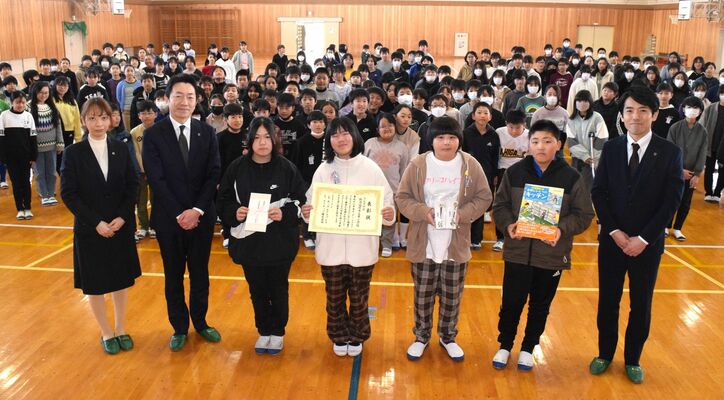 学校団体賞受賞を喜ぶ東小の児童
