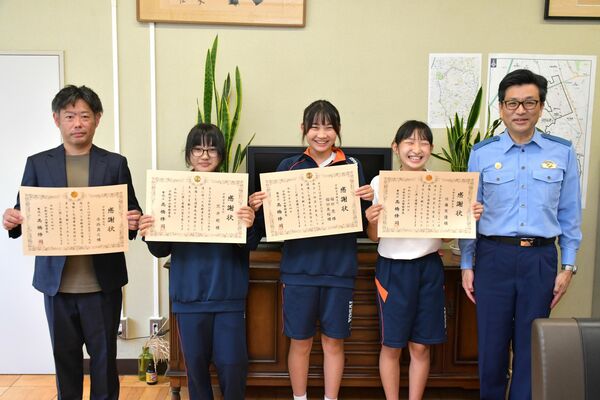 高橋署長（右）から感謝状を受け取った中学生ら