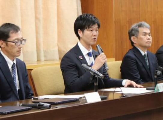 オンラインで開いた食品関連の業界団体などとの情報交換会であいさつする鈴木農相(中央)=27日午前、農水省
