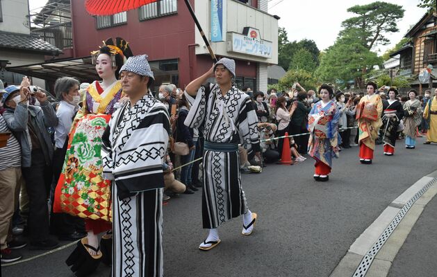 嘉右衛門町伝統的建造物群保存地区を練り歩く花魁などの出演者たち